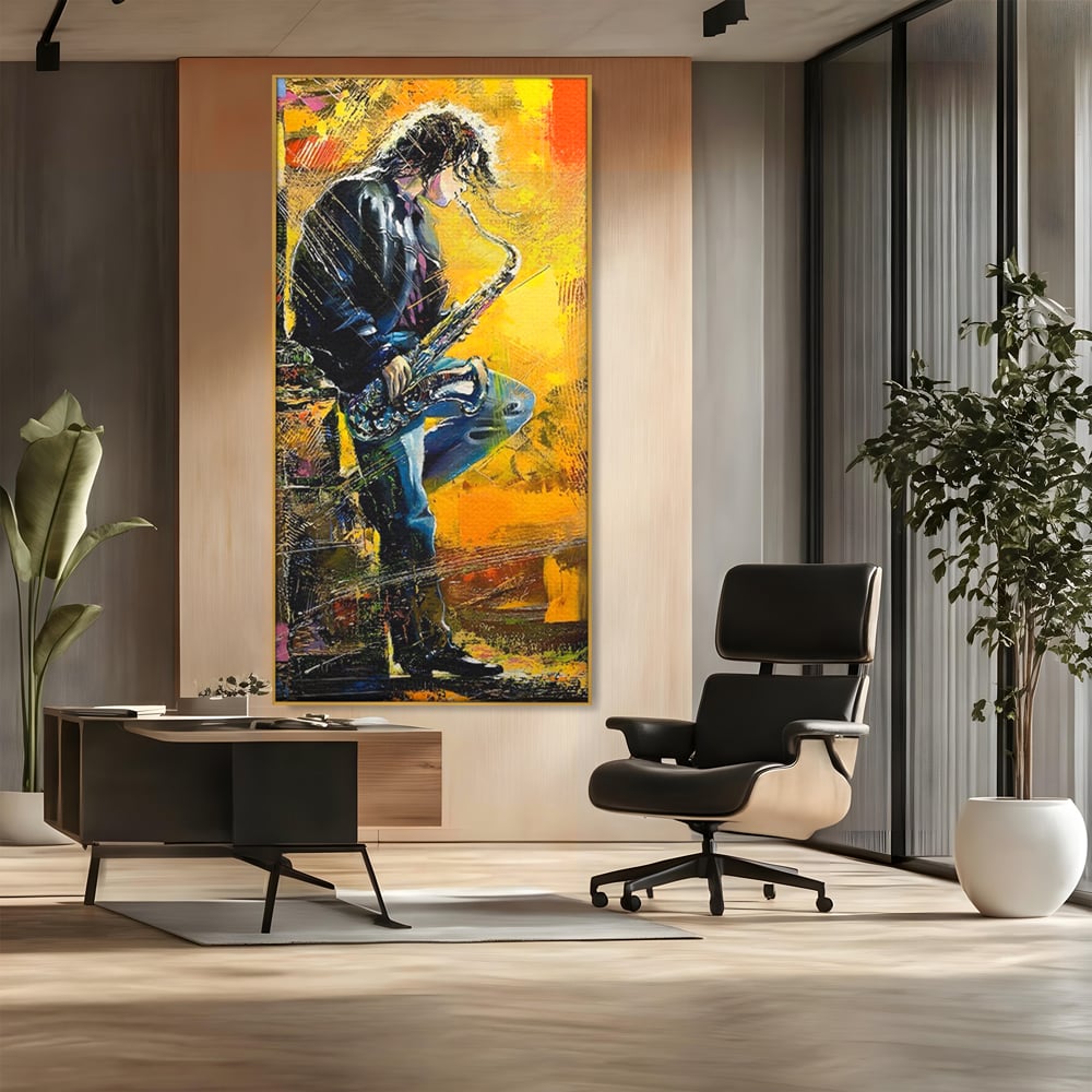 Tablou canvas cu tablou canvas cu muzician cantand la saxofon, in rama de aluminiu auriu, pe perete intr-un birou